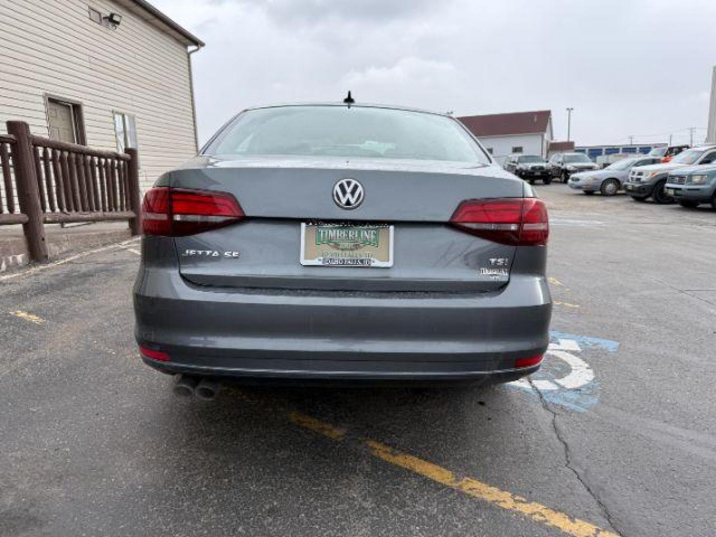 2017 GRAY /LEATHER VW JETTA SE (3VWDB7AJ4HM) with an 4CYL engine, AUTOMATIC transmission, located at 1235 N Woodruff Ave., Idaho Falls, 83401, (208) 523-1053, 43.507172, -112.000488 - At Timberline Auto, finding a great deal on your next vehicle is always easy! Our experienced sales staff's goal is to help find you the right vehicle at the right price! Our knowledgeable finance department has options for almost any credit score. We offer extended service contract options to prote - Photo#2